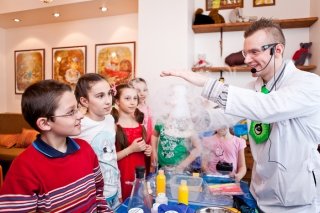 Научное шоу сумасшедшего профессора Николя на детский день рождения в Санкт-Петербурге - дома, на свежем воздухе, в ресторане, фото