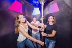 "Взаперти"