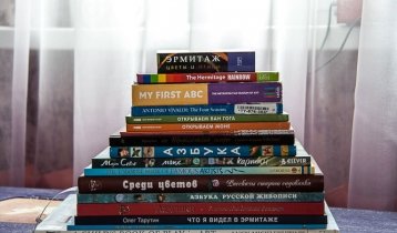 Купить книги об искусстве для детей можно в книжном киоске Эрмитажа, СПб