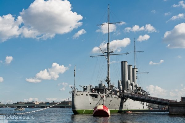 "Аврора", крейсер на Петровской набережной Санкт-Петербурга